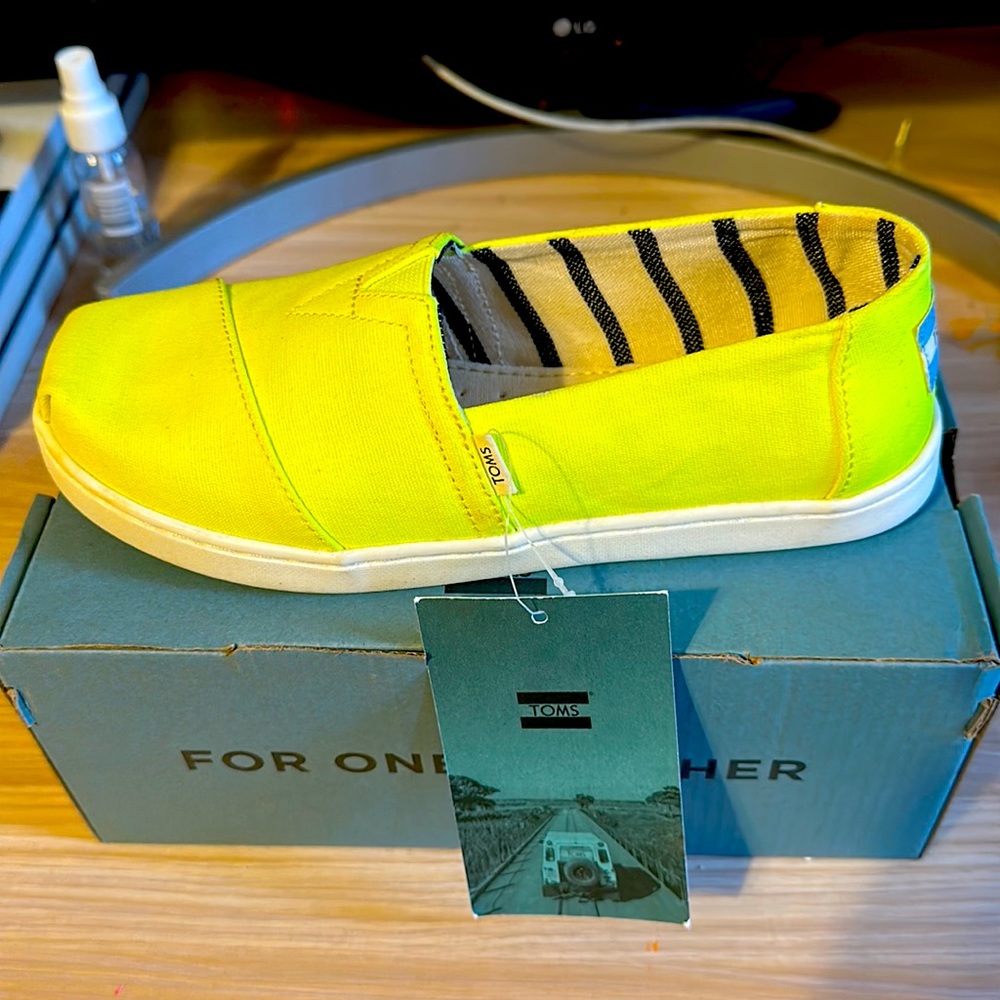 New Toms Neon Yellow. Never been worn. Size Y2